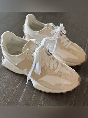 New Balance 327 Casual WOMEN Sneaker Shoes Leather White Sandstone size 6 - NEW